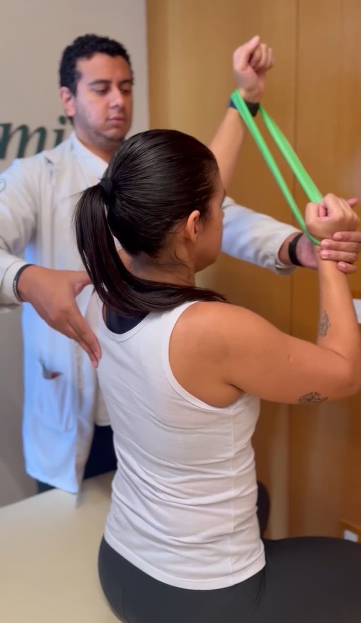 Dr. Lucas durante atendimento a paciente