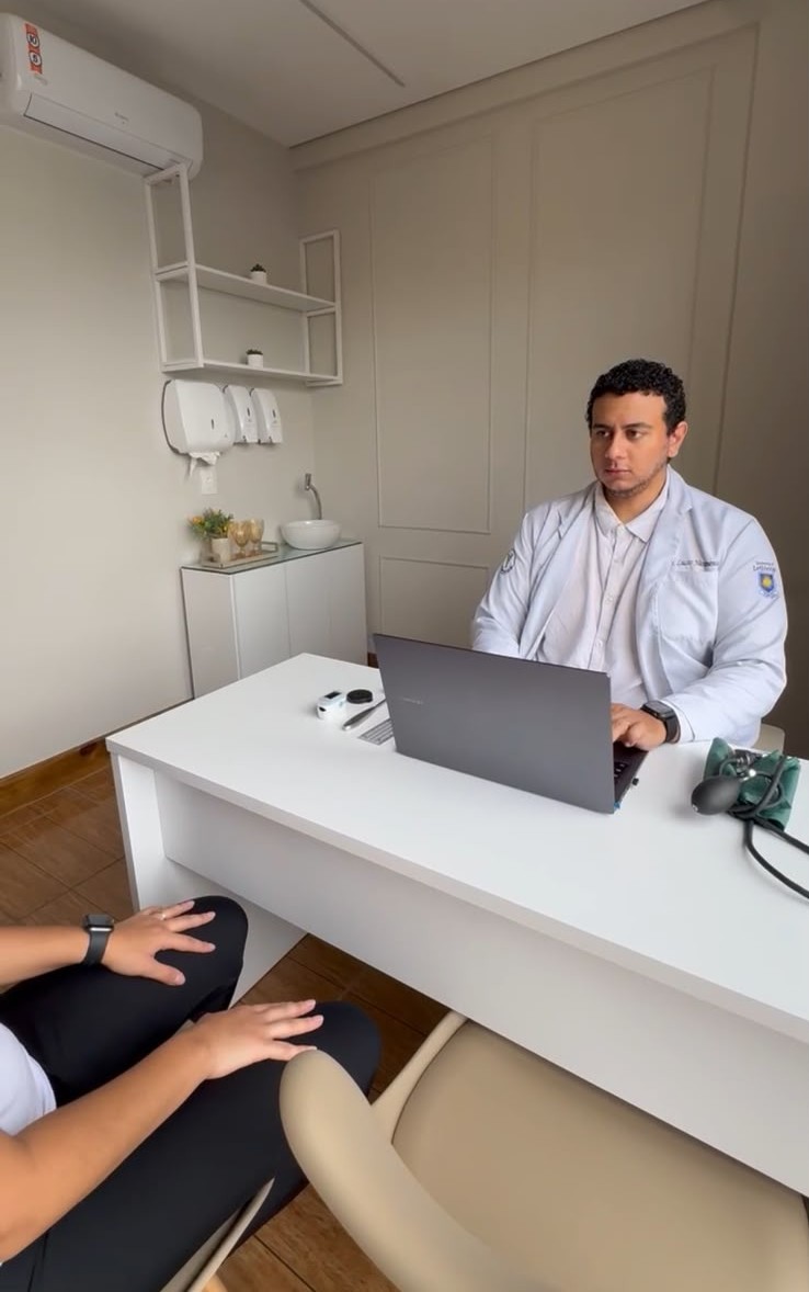 Dr. Lucas durante atendimento a paciente
